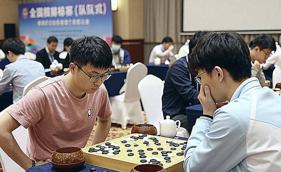 Carlsen khen ngợi Sindarov sau trận hòa tại GCL 2026: Lời khen hiếm hoi và bài học về quản lý thời gian