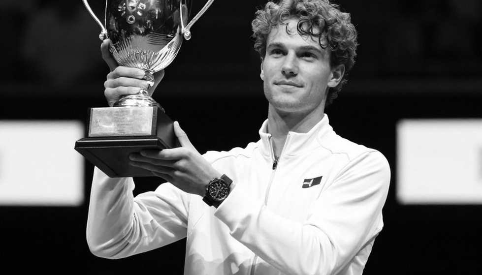 Nhãn dán Tennis, ruột Cricket: khi lịch phát sóng tự khai sai nguồn gốc