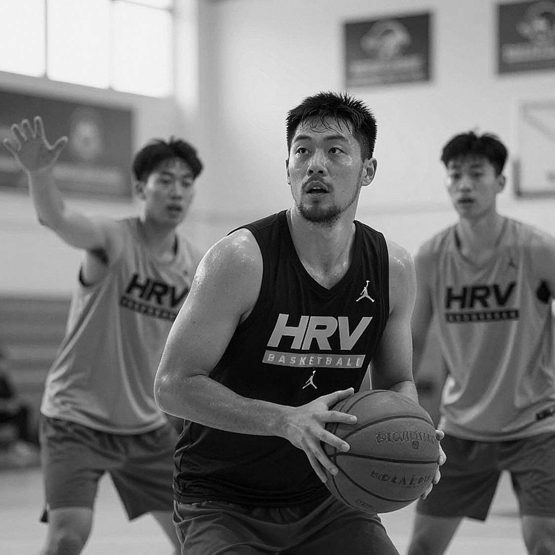 Hồ sơ chuyển nhượng trống rỗng và cái giá thật của phí lót tay ở V-League