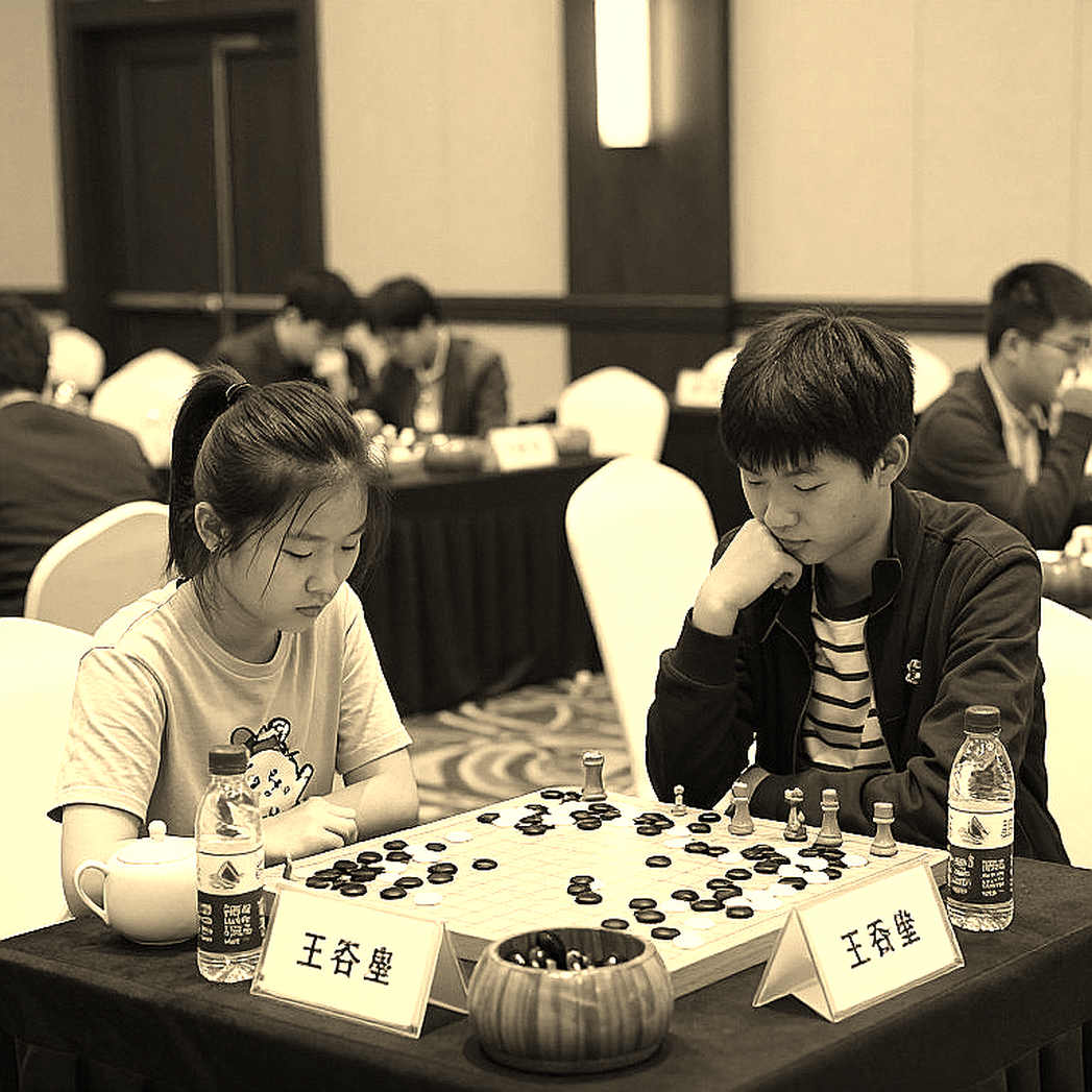 Bốn cây bút trên bàn cờ Praha: ChessBase Magazine 225 và tiêu đề đi lạc