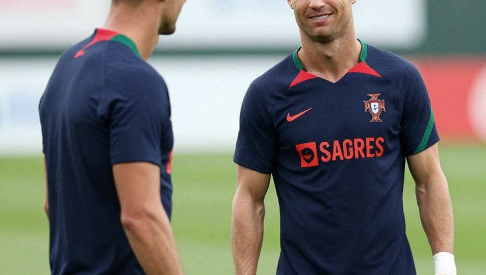 Bruno Fernandes và màn kịch derby Manchester: Michael Owen cảnh báo, nhưng vấn đề thật của Man Utd nằm ở chỗ khác